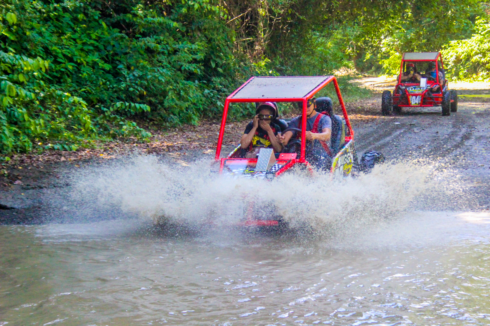 Buggy lanzando una pared de agua de frente durante el tour en Puerto Plata