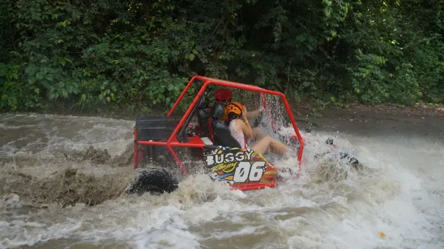 Buggy entrando con fuerza a una zona inundada del recorrido tropical
